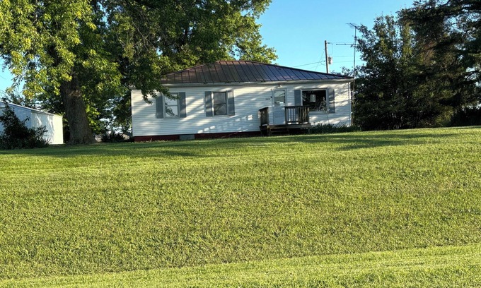 Monroe City Otro | SPENCER FAMILY FARMHOUSE, minutes from Indian Creek Marina on Mark Twain Lake.