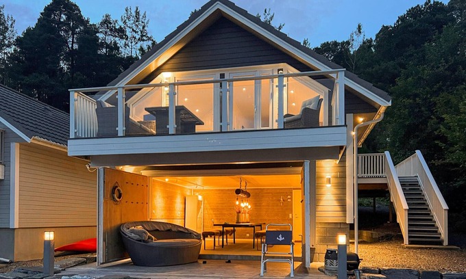 Skodje Casa | Spend a wonderful nature vacation in this cottage, right on the shore.