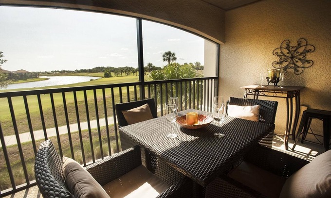 Lakewood Ranch Condominio | Relájese en esta espectacular veranda nacional de Lakewood con vista al lago y al golf