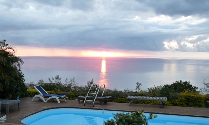 Le Portail Villa | Pequeña villa con gran vista al mar, gran piscina, jardín maduro, totalmente equipada.