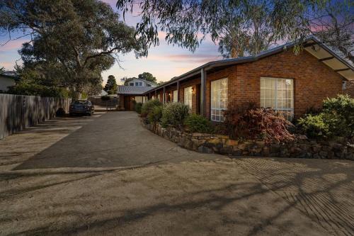 Jindabyne Casa | Sponars Onshore - 2BR Apartment l Pet-Friendly l WiFi l Air-Con l Fenced Backyard