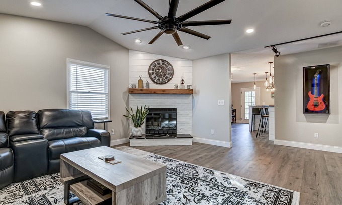 Chatham Casa | Spotless and Simple Trendy Condo Chatham/Springfield