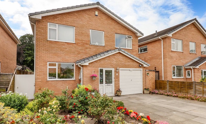 Birkdale Cabaña | SPRING CLOSE, pet friendly, with a garden in Southport