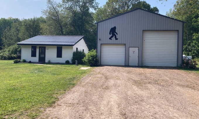 Mountain Cabina | Squatch Mountain is a 2-bedroom Cabin for all your "UPNORTH" Fun! Dog Friendly