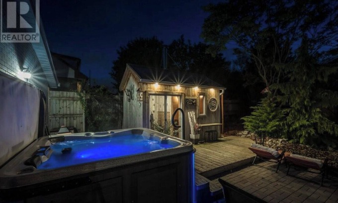 Saint Jacobs Apartamento | St. Jacobs Oasis Retreat w Outdoor Sauna & Hot tub! Perfect Couples Getaway!