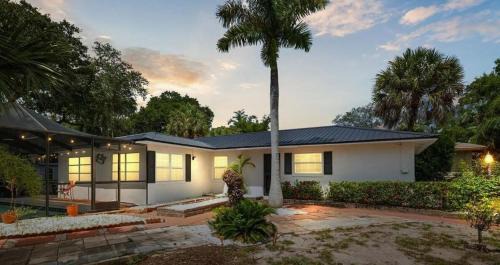 Madeira Beach Casa | St Pete heated pool hot tub 5 min to the beach