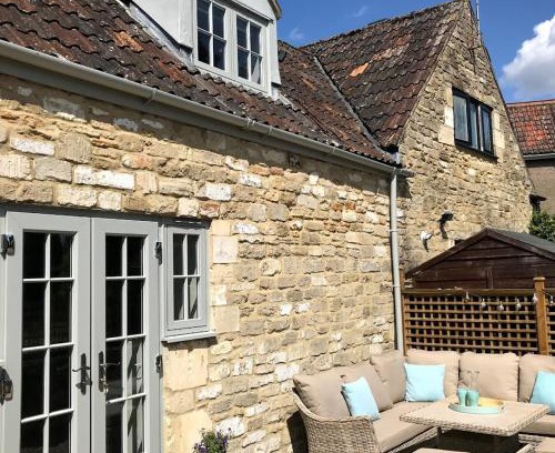 Whaddon Casa | STABLES Stylish comfortable peaceful cottage with parking and outdoor space