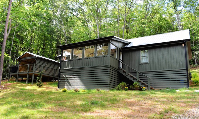 Clarkesville Cabina | Station 91 | Cabin Near Helen | SAUNA & CEDAR TUB