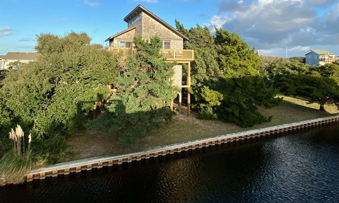 Frisco Cabaña | ¡Quédate en Sound Rider y ve en kayak por la puerta de atrás!