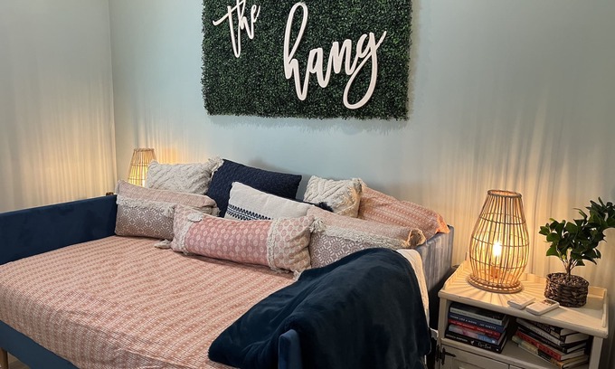 Bellevue Apartamento | Stay at the Hang- a 70's Inspired Suite in Nashville!