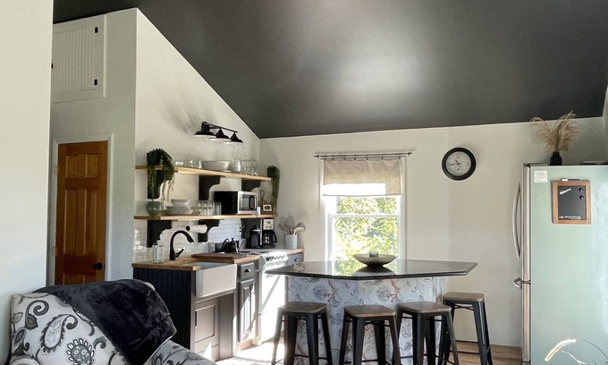 St. Albans Casa | Stay at this comfortable loft at St. Albans Bay!