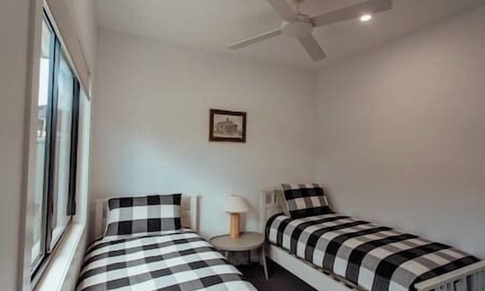 Booragul Casa | Stay by the lake! 2-bedroom granny flat