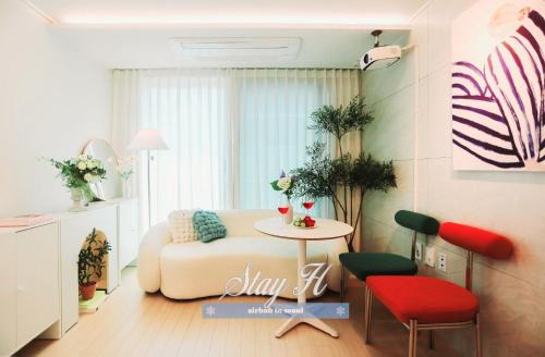 Hapjeong-dong Apartamento | STAY H Hapjung Cine #Hapjeong #Hongdae #Airport Railroad #New building #3 queen beds #7 people #1 minute to YG Entertainment #Elevator #Parking #Air conditioner in each room #Luggage storage #Hotel-style bedding #Movie