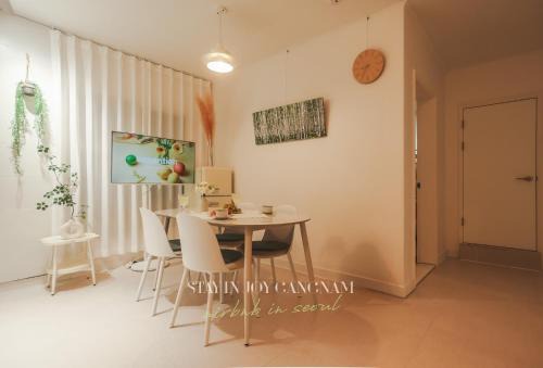 Nonhyeon-dong Apartamento | Stay in joy Gangnam #선정릉역 도보4분 #올리모델링 #각방 에어컨 #무료 wifi #8인숙소 #호텔침구 #세탁건조기 #공항버스