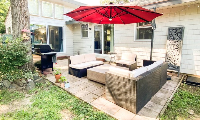 Arnold Casa | Stay mins to downtown in sunny fenced-in backyard in waterfront community Pet-friendly