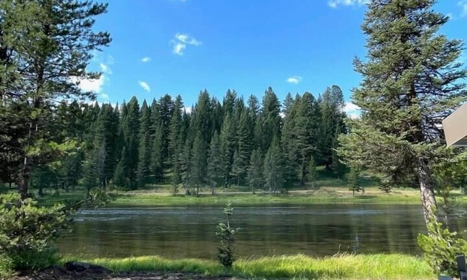 Island Park Cabina | Historic 1920 Riverfront Cabin w/ HotTub~Fall Rate