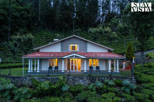 Kotagiri Villa | StayVista at Farview Presidential Suite with Lawn, Bonfire & Bathtub