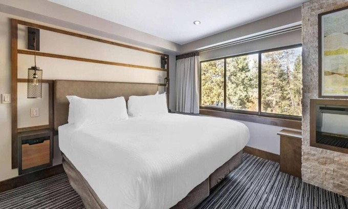 South Lake Tahoe Hotel | Steps from Heavenly: Spacious Hotel w/ Pool, Tennis & Mountain Charm