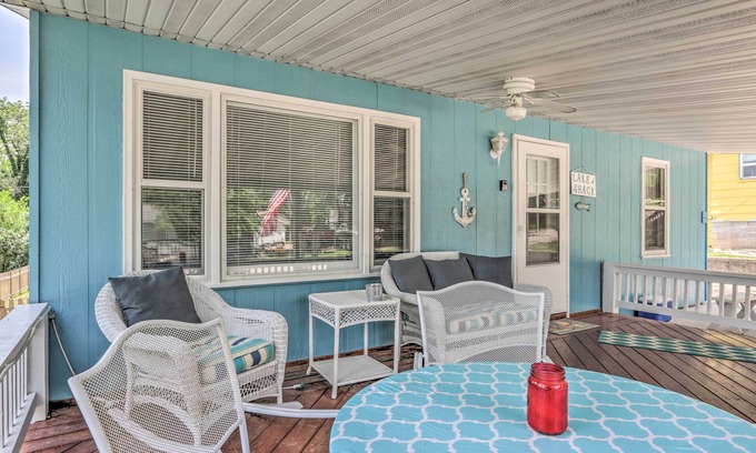 Camdenton Cabaña | Steps to Lake: Cheerful Camdenton Cottage!