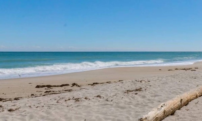 Indialantic By The Sea Apartamento | Steps to Sand: Ocean Front Idyllic Room w/ Balcony | Pool & Sea Breeze