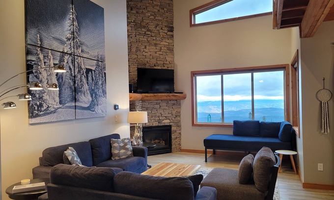 Big White Ski Resort Chalet De Esquí | Pasos para la silla bala y el pueblo! La mejor ubicación y bañera de hidromasaje privada!