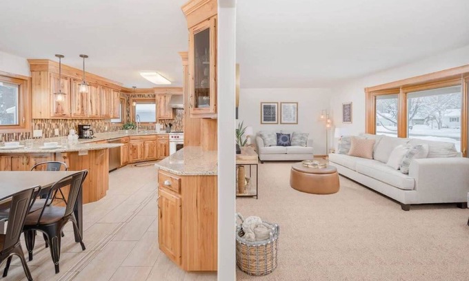 Whiting Casa | Stevens Point Escape - HUGE 5 bedroom Home