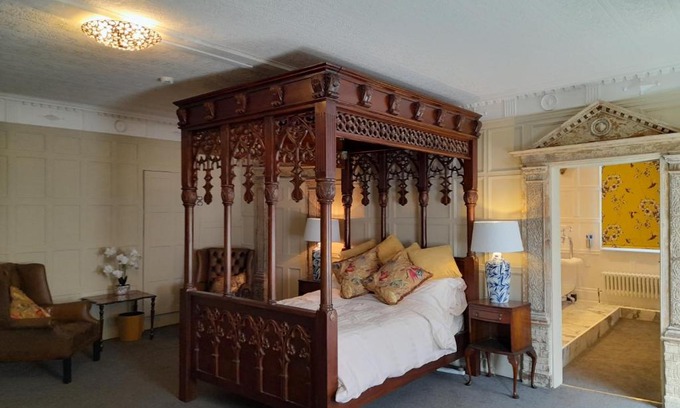 Maidstone Casa | Stone Court House