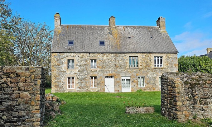 Roz-sur-Couesnon Casa | Stone family home (sleeps 11)