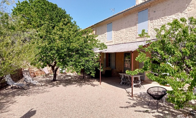 Castillon-du-Gard Casa | Masía reformada en un pueblo medieval.