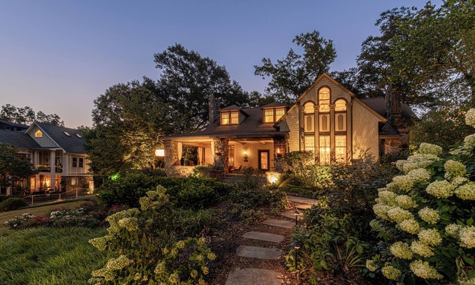 Midtown Hotel | Stonehurst Place Bed & Breakfast