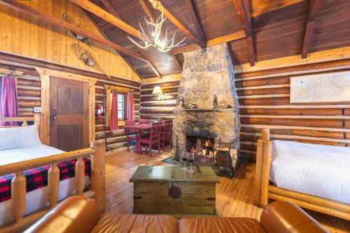 Castle Junction Hotel | Storm Mountain Lodge & Cabins
