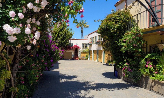 Marina District Hotel | Street-Facing Dog-Friendly Queen Room with Kitchen, Free Parking & Wi-Fi