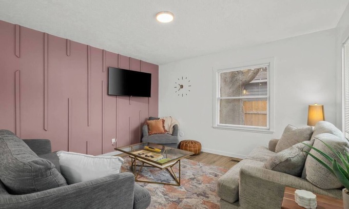 Veterans Park Casa | Stroll and Stay-Pond, Park, Food