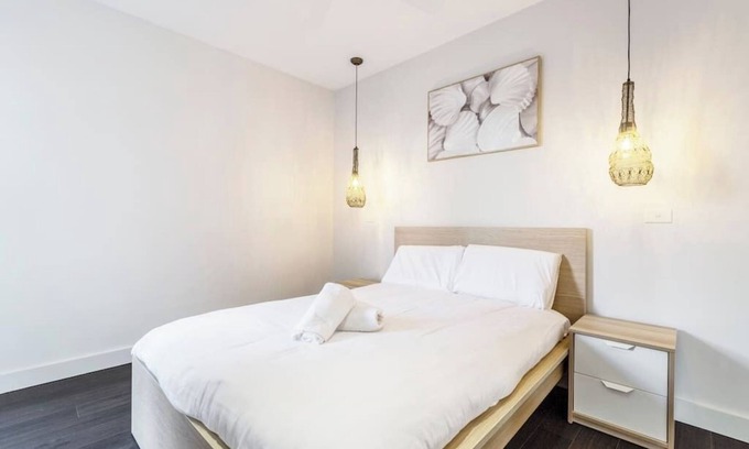 Victoria Apartamento | Stroll to the beach + Indoor Parking!