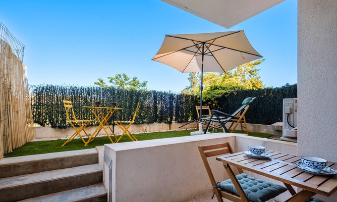 Saint-Laurent-du-Var Apartamento | Studio Apartment 'Résidence Les Bastides' with Mountain View, Shared Pool and Air Conditioning