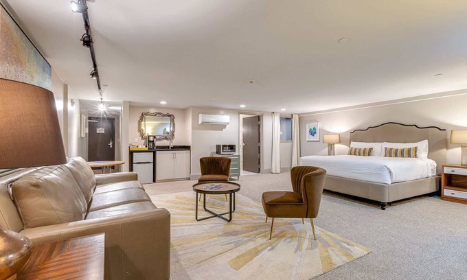 East Bank Apartamento | Studio Retreat for 4 Near DT, Walk to Broadway!