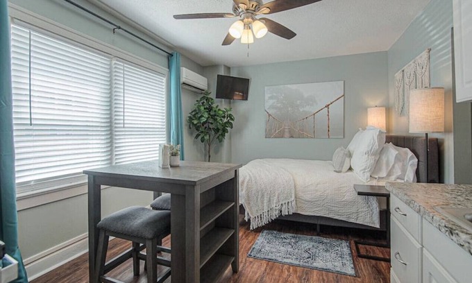 Country Club Plaza Area Apartamento | Studio Simplicity at the Seville