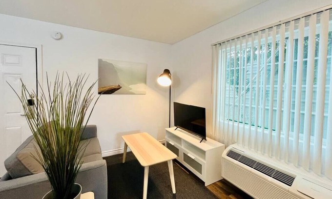 Claremont Apartamento | Studio Suite in Pomona by Just Bring Your Toothbrush