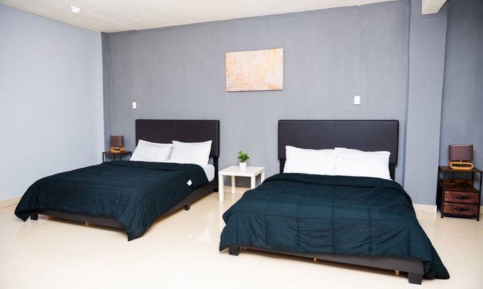 Margibi County Apartamento | Studio suite with Two Queen Bed, Sofa and kitchen