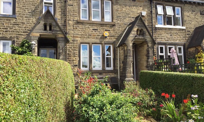 Halifax Cabaña | ¡Quédate cerca de donde vivió Gentleman Jack! Una casa de campo de 1650 con vistas al jardín y al páramo.