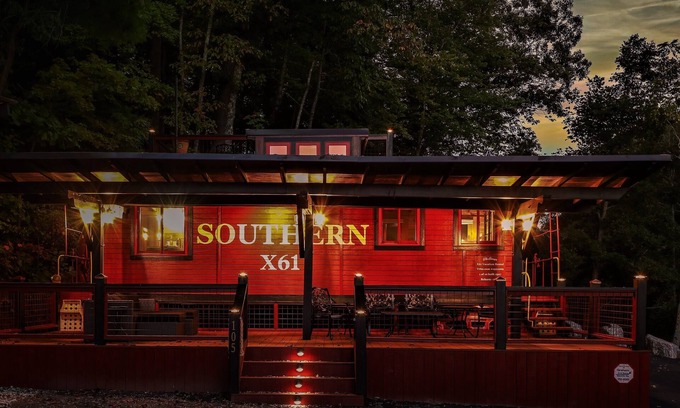 Saluda Cabaña | Stunning 1927 Historic RR Caboose X61 Train car with Master Suite Sleeps 4