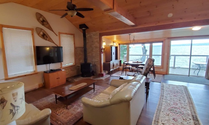 Port McNicoll Casa | Stunning 2 Bdrm Waterfront Cottage with Amazing Sunsets!