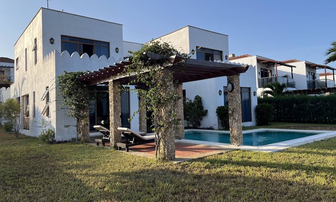 Mtwapa Villa | Stunning 5 Bedrooms Villa Directly On The Beach