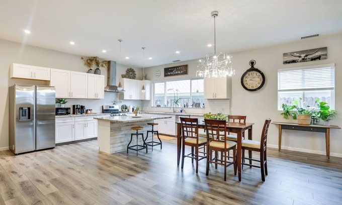 Clovis Cabaña | Stunning Clovis Home ~ 1 Mile to Old Town!