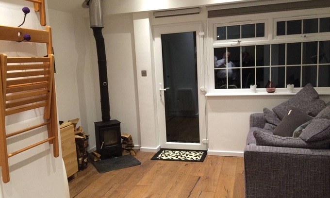 Taff's Well Apartamento | Impresionante, recientemente renovado campo de estudio con estufa de leña