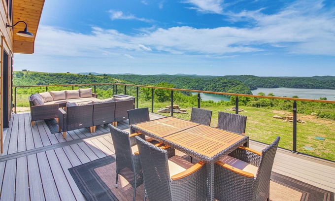 Hilham Cabina | Stunning Hilham Home w/ Hot Tub, Views & Fire Pit!