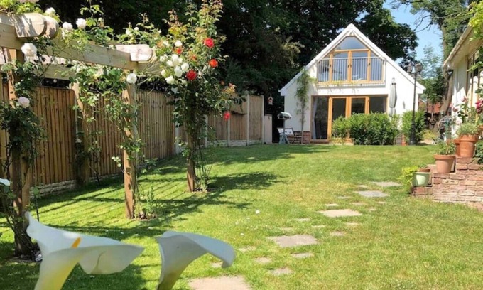 Stanley Casa | Stunning home, overlooking park, suit family, friends, the elderly & contractors