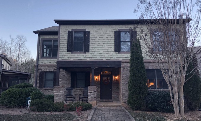 Clarkesville Casa | Impresionante casa de Lake Burton, decorada profesionalmente en Cherokee Cove.