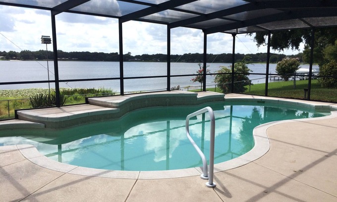 Auburndale Casa | Stunning Lake Front Home on Lake Whistler - Perfect for all the Family to Enjoy!