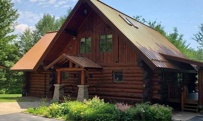 Medford Cabina | Impresionante casa de registro en el verdadero "corazón" de Wisconsin.
